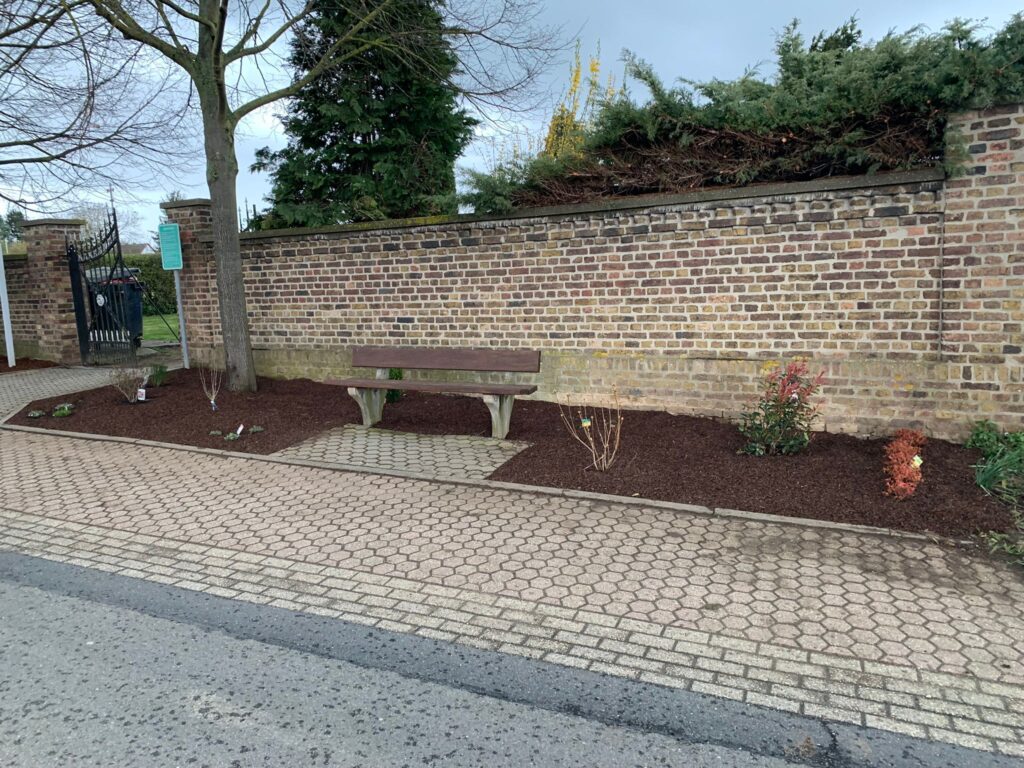 Ein weiteres Beet ist fertig! Ein schönes neu gestaltetes Beet am Dorfeingang
